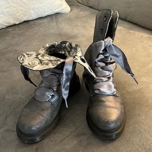 Doc Martens Boots - Women - Size 6 Gray (Skulls and Roses) - SOLES LIKE NEW